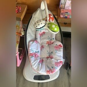 4MOMS MamaRoo Multi-Motion Baby Swing with infant insert